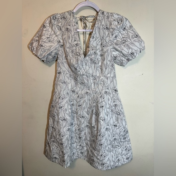 Club Monaco NWT Double V Tie Back Floral Mini Dress Short Sleeve Size 00 - Picture 3 of 6